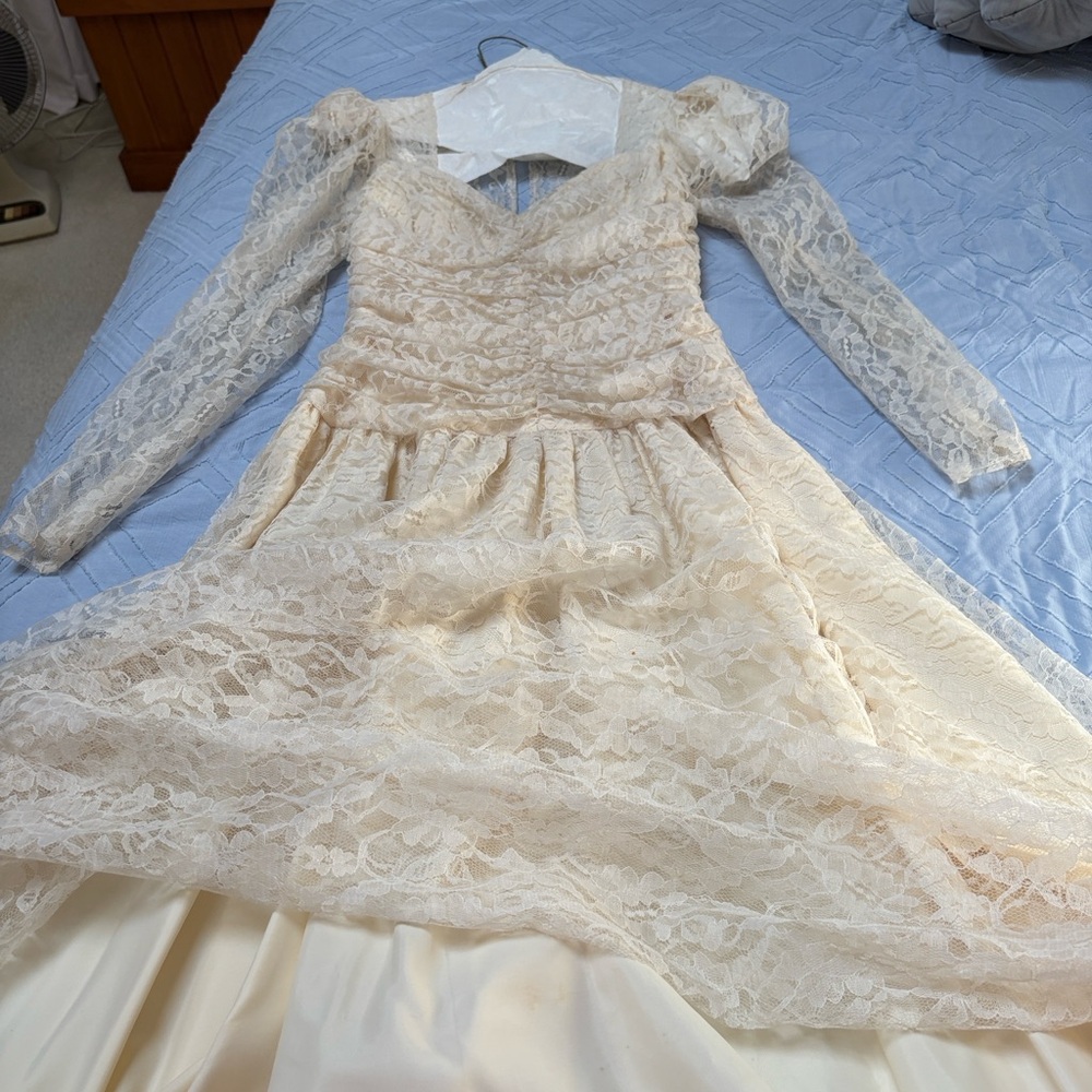 Elegant Lace Long Sleeve Wedding  Dress with lining ! Perfect shape! Beautiful !